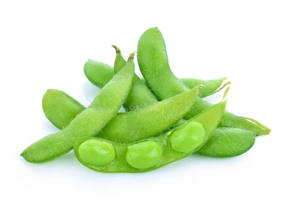 Grüne Sojabohnen auf weißem Hintergrund — Stockfoto