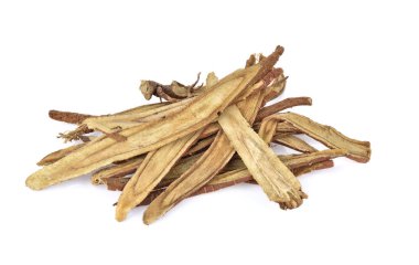 Beyaz arkaplandaki meyan köklerini kes