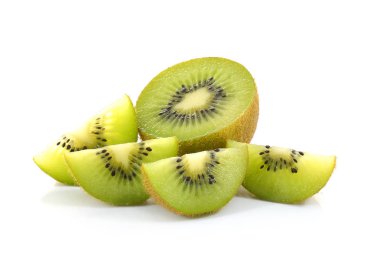 Tüm kivi ve onun dilimlenmiş parçaları üzerinde beyaz backg izole