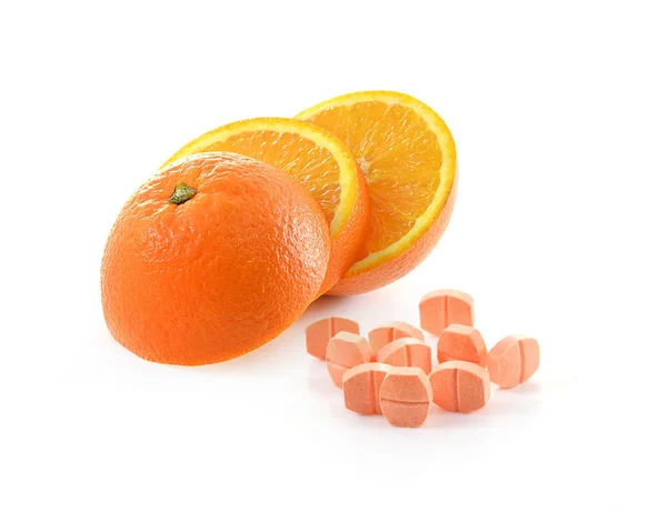 Orange frukt med c-vitamin tablett på vit bakgrund — Stockfoto