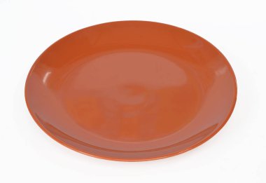 Beyaz arka plan üzerinde izole kahverengi plaka. kırpma yolu