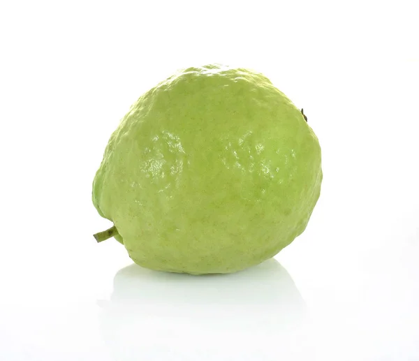 Goyave (fruits tropicaux) sur fond blanc — Photo