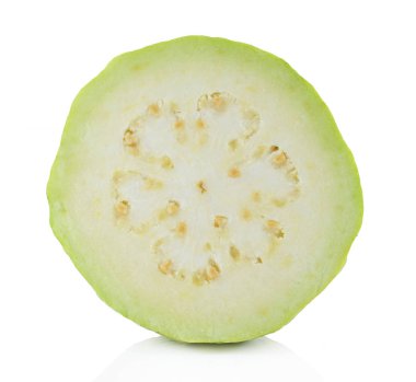 Beyaz arkaplanda guava (tropikal meyve)