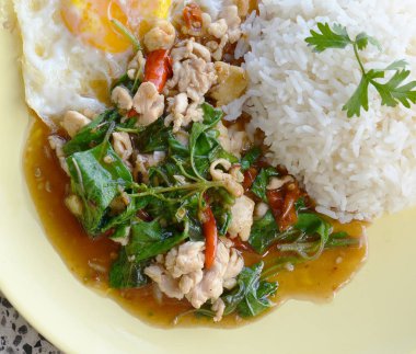 Tayland Mutfağı, fesleğen kızarmış pilav ve kızarmış yumurta.