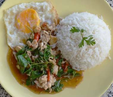 Tayland Mutfağı, fesleğen kızarmış pilav ve kızarmış yumurta.