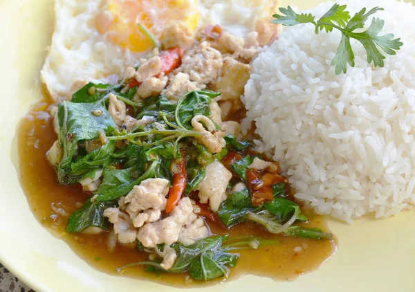 Dania kuchni tajskiej, bazylia smażony ryż i jajkiem sadzonym. — Zdjęcie stockowe