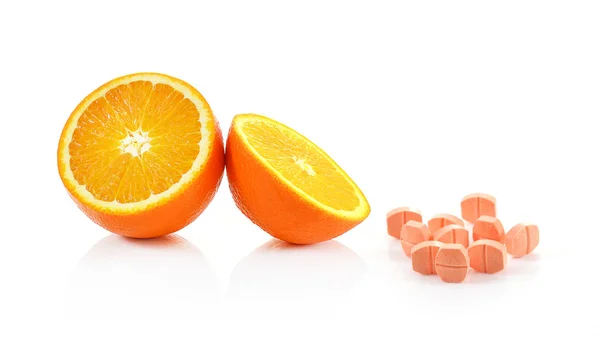 Fruit orange avec vitamine c comprimé sur fond blanc — Photo
