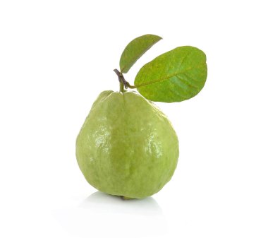 Beyaz arkaplanda guava (tropikal meyve)