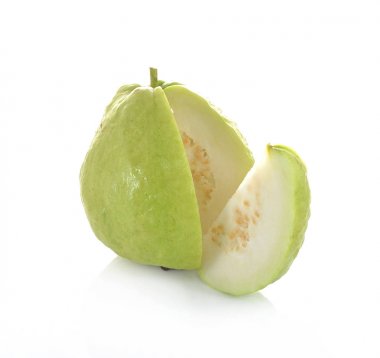Beyaz arkaplanda guava (tropikal meyve)