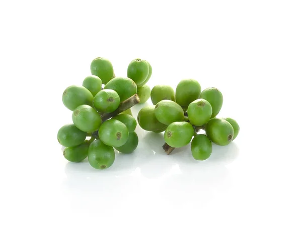 Gröna kaffebönor isolerad på vit bakgrund — Stockfoto