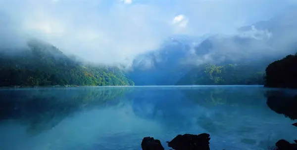 蓝天白云下的湖泊 — 图库照片