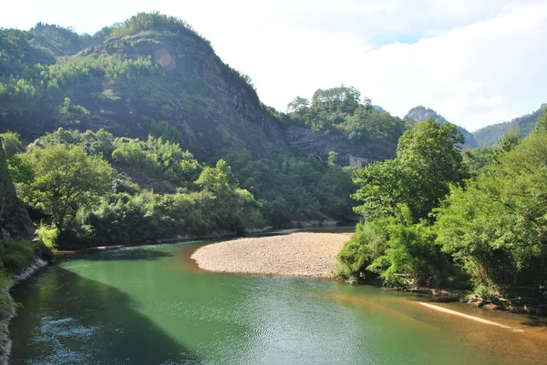 山脚下的湖 — 图库照片