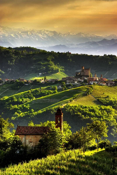 Hegy Langhe Nézd Serralunga Alba Napot Hogy Felhívja Hullámok Hegyekben — Stock Fotó