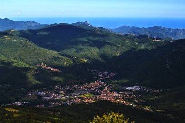 Onun kutsal, sağdaki Rüzgar Çiftliği San Bernardo Pass ve arka planda, Ligurya Denizi ile sol Valsorda üzerinde Garessio Havzası ile. 