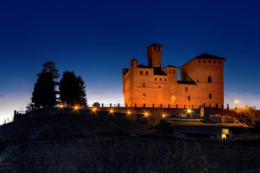 Gece - gece görünümü, kale, rinzane Cavour, kalede Langhe.The rinzane Cavour (Unesco Dünya Mirası), Alba beyaz trüf dünya akşam üzeri aydınlatılmış açık artırma, koltuk rinzane Cavour.  