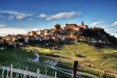  Görünümü, kasaba, La üzüm bağları ile çevrili Morra. -La Morra (H. UNESCO Dünya), Langhe içinde. Nebbiolo üzüm Barolo şarap ile ekili üzüm bağları en büyük uzantılı Belediyesi.