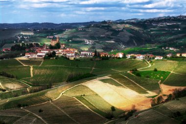 Langhe - Serralunga d'Alba - bir geniş görünümünü Köyü Serralunga d'Alba, Langhe çevresinde üzüm ile ekili hills.