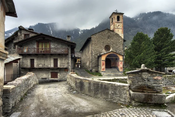 The beautiful village of Chianale - Pontechianale — Stock Photo, Image