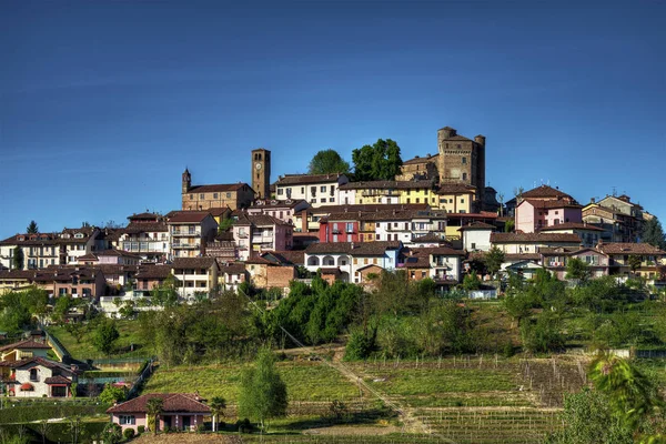 Langhe Mieście Roddi Widok Miasto Roddi Surmonted Przez Średniowieczny Zamek — Zdjęcie stockowe