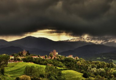 Çiğli köyü ile Ortaçağ kale, Langhe, Piyemonte bölgesindeki. Arka plan Denizcilik Alpler ve mount Mindino.
