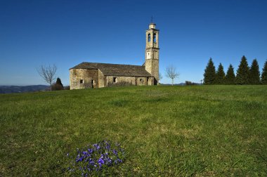 Langhe, Prunetto - Prunetto, Langhe, Madonna del Carmine kutsal muhtemelen yerel kumtaşı kalenin yakınında on dördüncü yüzyılda inşa.