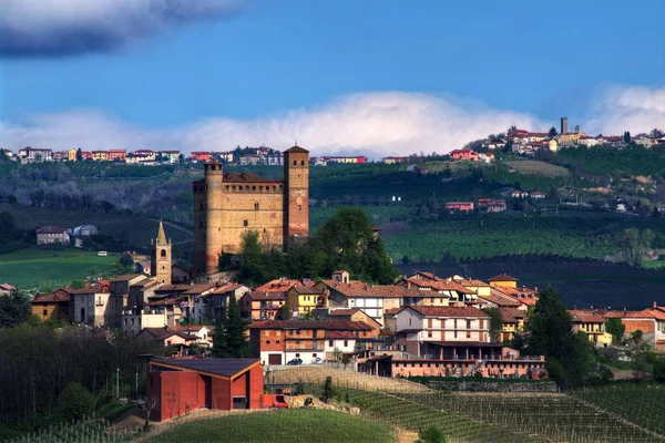 Blick Auf Die Serralunga Alba Mit Ihrer Burg Unesco Weltkulturerbe — Stockfoto