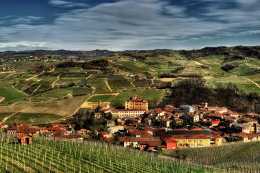 Barolo eşsesli şarap alanının ortasına üzüm bağları arasında Falletti kale ile.