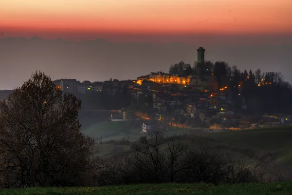 Pohled na město Murazzano za soumraku. — Stock fotografie