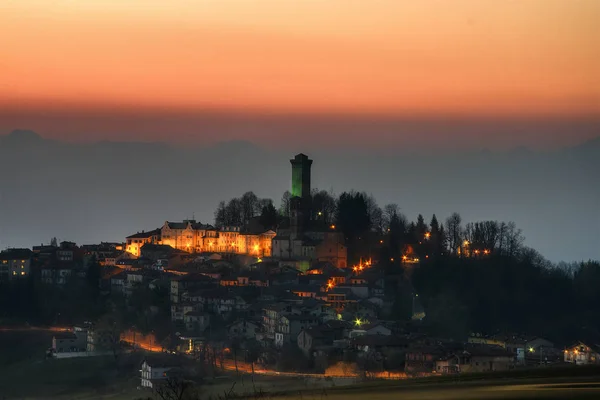 Blick auf die Stadt Murazzano bei Einbruch der Dunkelheit. — Stockfoto