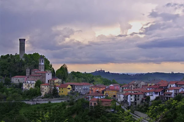 Widoku Castellino Tanaro Jego Wieży Starożytnych Langhe Piemont Włochy — Zdjęcie stockowe
