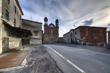 Langhe, Clavesna Suriye, İtalya gosth kasabada. -Hala bir bar, bir restoran ve tamamen terk edilmiş bir mekanik atölye belirtileri görebileceğiniz Clavesana Suriye. 