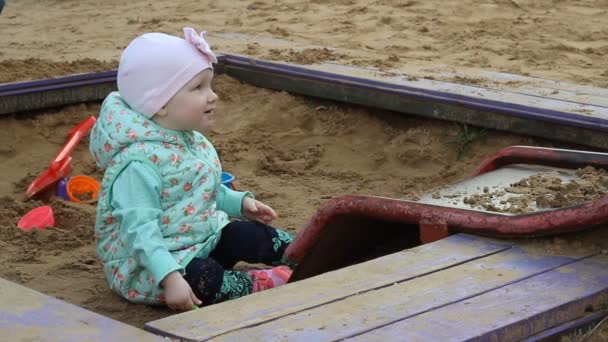 Kleines Mädchen Spielt Mit Schaufel Sandkasten — Stockvideo