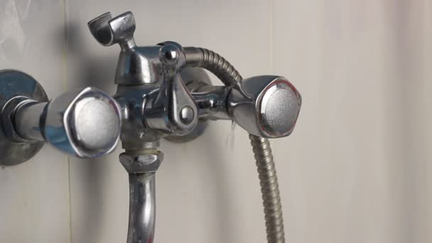Broken Bathtub Faucet Water Drips Close — Stock Video