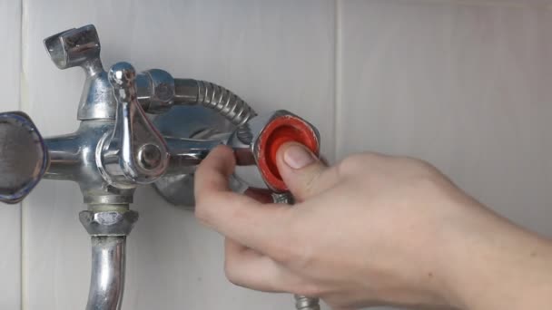 Der Mann Repariert Den Wasserhahn Nahaufnahme — Stockvideo