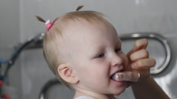 Moeder reinigt haar kleine dochters tanden, close-up — Stockvideo