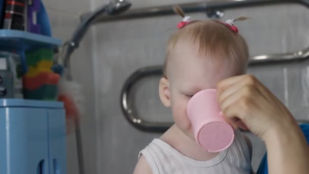 Küçük Bir Kız Dişlerini Fırçalama Sonra Bir Kupa Suyu Içer — Stok video