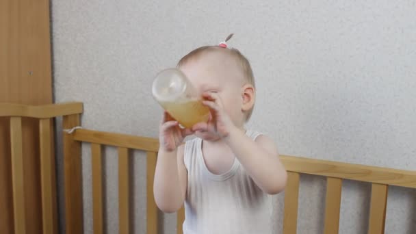 Una niña bebe jugo de una botella — Vídeos de Stock