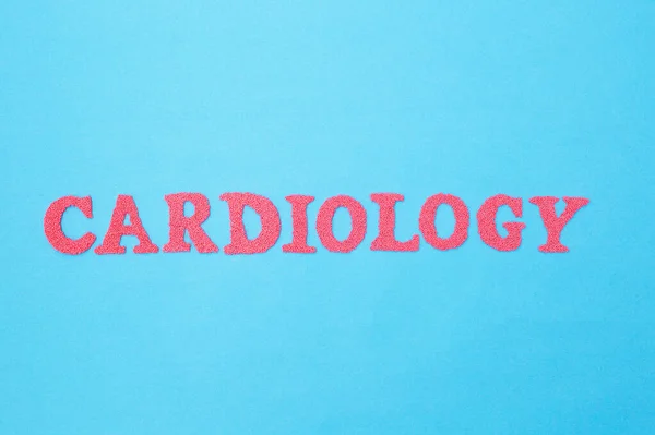 Cardiologie woord in rode letters op een blauwe achtergrond. Concept van de afdeling geneeskunde die zich bezighoudt met de behandeling van hartziekten. Aritmie en coronaire hartziekte. — Stockfoto