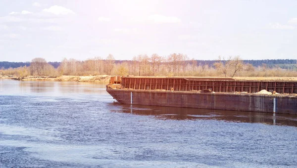 Стара залізна баржа плаває на річці, річковому і морському транспорті, копіює простір, промисловість, водний транспорт — стокове фото