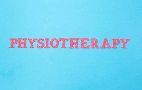 Słowo fizjoterapia na niebieskim tle. Koncepcja leczenia osoby fizjoterapią, hirudoterapią, terapią błotną i krioterapią — Zdjęcie stockowe