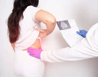 Doktor ürolog, böbrekleri, urolithiasisi, ürik hastalığı olan bir hastanın ultrason muayenesini yapıyor.