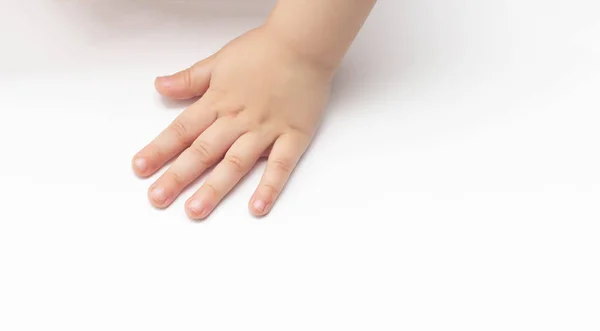 Mão pequena de crianças em um fundo branco. O conceito de medicina infantil e assistência a crianças com deficiência, espaço de cópia — Fotografia de Stock