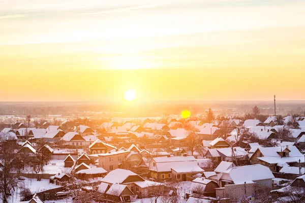 Jasne słońce na tle budynków mieszkalnych w miejscowości i miasta w zimie. Mroźny dzień, przestrzeń do kopiowania — Zdjęcie stockowe