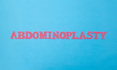 Mavi arka planda kırmızı harflerle kelime abdominoplasti. Estetik cerrahinin yardımıyla mide üzerindeki yağ kıvrımlarının ve selülitlerin düzeltilmesi