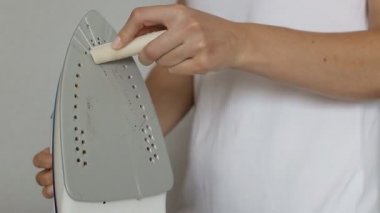 Kız demiri karbon yataklarından özel bir temizleme kalemiyle temizliyor..