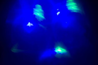 Bulanık mercek parlaması. Odaklanamayan renkli ışıklar. Parlak noktalar, soyut arkaplan ve doku