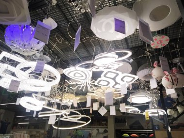 Bobruisk Belarus 19.09.2019: Modern avize mağazasında ışıklandırma için indirim