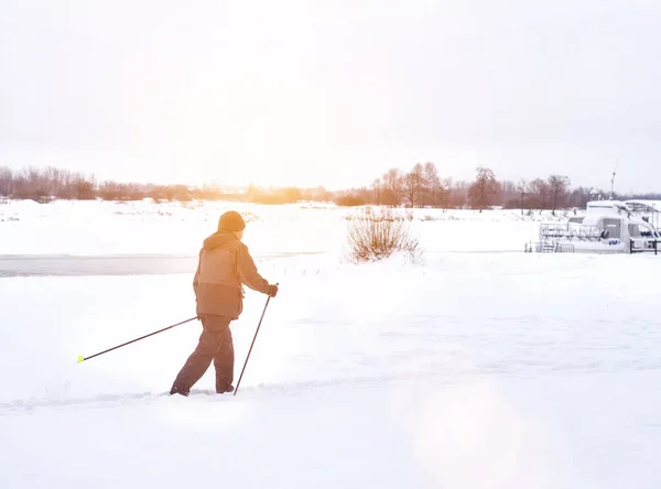 Человек катается на лыжах зимой, здоровый образ жизни, фон, копировальное пространство — стоковое фото