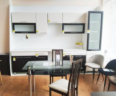 Bobruisk Belarus 19.09.2019: Mutfak mobilya masası ve bir mağazada satılık sandalyeler