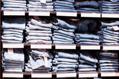 Şık ve yüksek teknoloji pantolonlar mağazadaki raflarda satılıyor, arka plan, satış, alışveriş